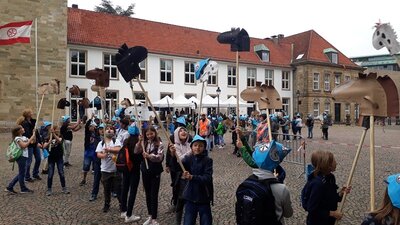 Steckenpferdreiten 5  (Bild vergr&ouml;&szlig;ern)