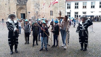 Steckenpferdreiten 6  (Bild vergr&ouml;&szlig;ern)