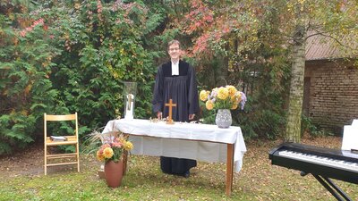 Pfarrer Knack erwartet gespannt den Beginn des Gottesdienstes unterm Himmelszelt.  (Bild vergr&ouml;&szlig;ern)