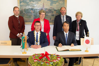 Foto des Albums: Besuch des japanischen Generalkonsuls Maekawa bei Bürgermeister