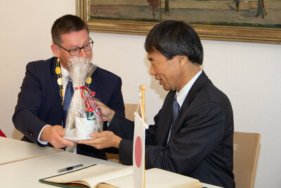 Foto des Albums: Besuch des japanischen Generalkonsuls Maekawa bei Bürgermeister