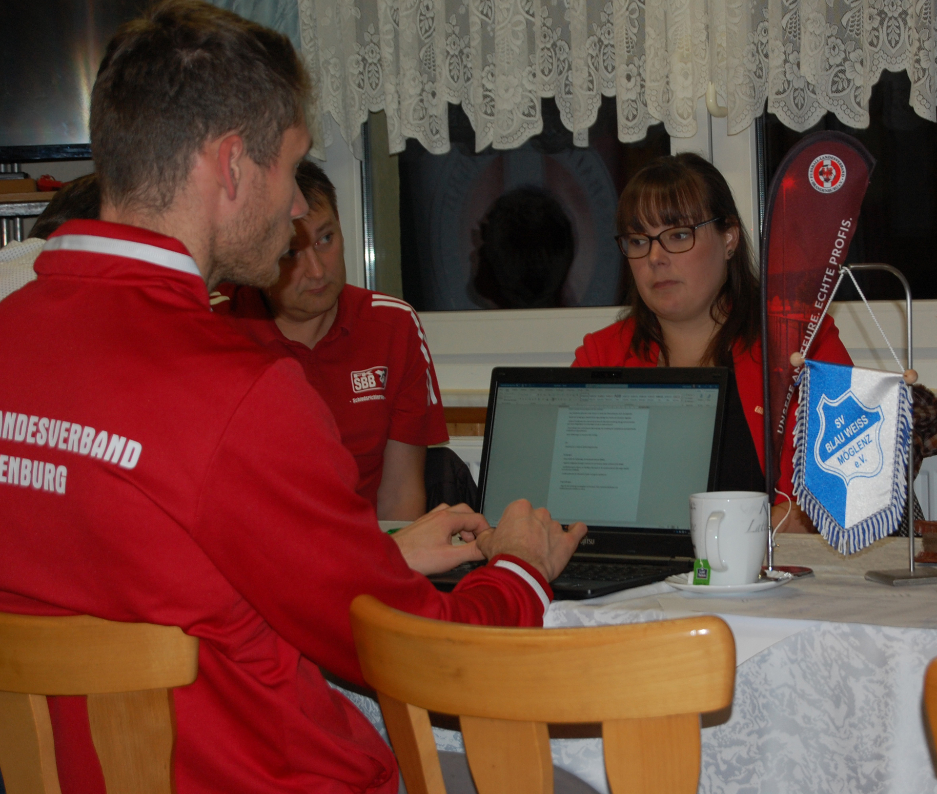 Bild: Lukas Schulze (vorn), Lars Kunitz, Schiedsrichter-Obmann und Kristin Preuß, Kreisehrenamtsbeauftragte.