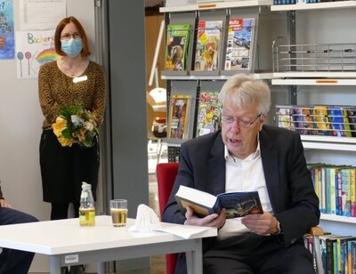 Dr. Ernst-Dieter Rossmann liest vor. 