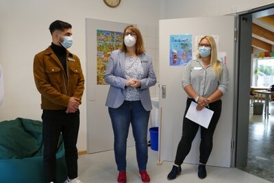 FSJler Ali Hashimi, stellvertretende Schulleiterin Cecilie Ballin und Deutschlehrerin Lucy Rogalla 