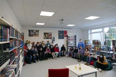 Die Klasse 6c mit ihrer Deutschlehrerin Selin Werner war die erste, die in der B&uuml;cherei an einer Lesung teilnahm. 