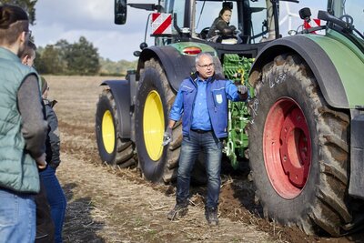 2021-10-26 Gruppe bespricht die Ergebnisse auf dem Acker Quelle BVNON 