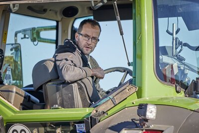 2021-10-28 Landwirt Matthias Timm auf dem Traktor BVNON 