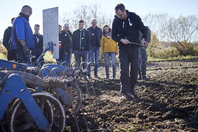 2021-10-28 Landwirt Matthias Timm pr&uuml;ft wie tief der Grubber lockert BVNON 