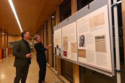 Bernhard Uhl und Christa Steinhart (Volkshochschule Augsburger Land) in der Ausstellung zu Jecheskiel David Kirszenbaum) (Foto: Marcus Merk)  (Bild vergr&ouml;&szlig;ern)