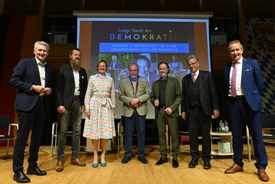 Die Teilnehmer von links: Hansj&ouml;rg Durz, Josef Falch, Andrea Gehler, Dieter Hanitzsch, Bernhard Uhl, Klaus Weber, Tilmann Sch&ouml;berl (Foto: Marcus Merk)  (Bild vergr&ouml;&szlig;ern)