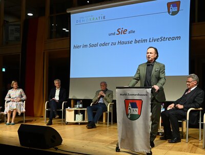 Bernhard Uhl begr&uuml;&szlig;t das Publikum (Foto: Marcus Merk)  (Bild vergr&ouml;&szlig;ern)