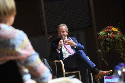 Moderator Tilmann Sch&ouml;berl (Foto: Marcus Merk)  (Bild vergr&ouml;&szlig;ern)