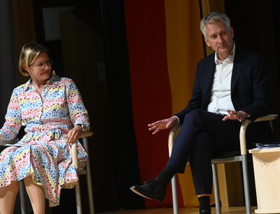 Andrea Gehler (Bayerischer St&auml;dtetag) und Hansj&ouml;rg Durz (Bundestagsmitglied) (Foto: Marcus Merk)  (Bild vergr&ouml;&szlig;ern)