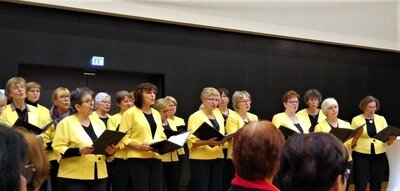 Frauenchor mit "Gl&uuml;ck ist.." 
