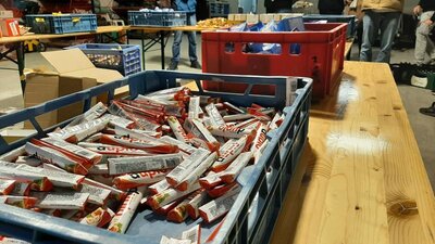 Packen der T&uuml;ten f&uuml;r Sankt Martin am 10.11.2021  (Bild vergr&ouml;&szlig;ern)