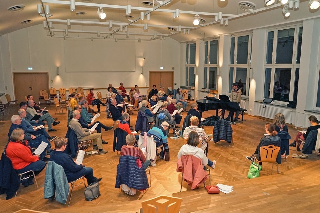 Bild: Die Kantorei Demmin bei ihrer wöchentlichen Probe in der Aula des Musikgymnasiums Demmin.