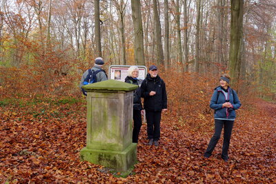 Am Holle-Denkmal - Suerser Berg  (Bild vergr&ouml;&szlig;ern)