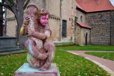 Knabe mit Fisch vor der Margarethenkirche  (Bild vergr&ouml;&szlig;ern)