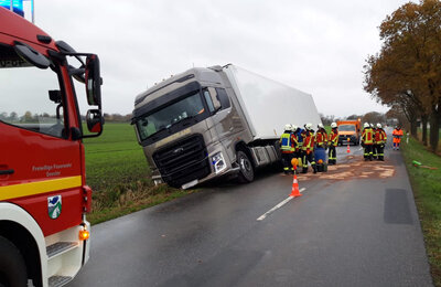 Foto des Albums: Einsatz: Lkw-Dieseltank nach Verkehrsunfall beschädigt