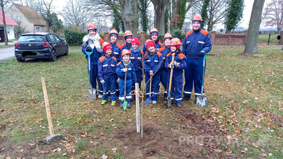 In Falkenhagen pflanzten die jungen Brandsch&uuml;tzer einen Baum am Friedhof. Foto: Privat  (Bild vergr&ouml;&szlig;ern)