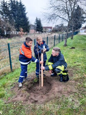 Die Pritzwalker Nachwuchsbrandsch&uuml;tzer trafen sich zun&auml;chst am Ger&auml;tehaus. Foto: Privat  (Bild vergr&ouml;&szlig;ern)