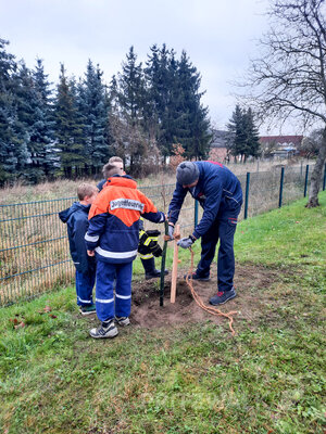 Die Pritzwalker Nachwuchsbrandsch&uuml;tzer trafen sich zun&auml;chst am Ger&auml;tehaus. Foto: Privat  (Bild vergr&ouml;&szlig;ern)