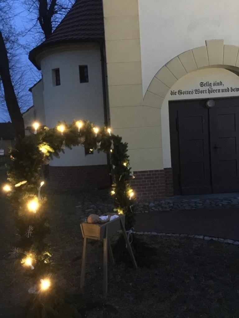 Bild: Christkind vor der Wormlager Kirche