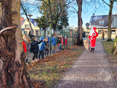 Ganz aufgeregt begr&uuml;&szlig;ten die Kinder im Hort Kunterbunt den Nikolaus. Er bekam am Schluss das Lied von der Weihnachtsb&auml;ckerei. Foto: Beate Vogel  (Bild vergr&ouml;&szlig;ern)