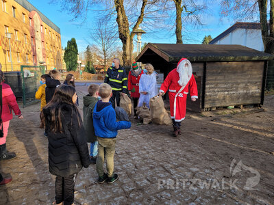 Ganz aufgeregt begr&uuml;&szlig;ten die Kinder im Hort Kunterbunt den Nikolaus. Er bekam am Schluss das Lied von der Weihnachtsb&auml;ckerei. Foto: Beate Vogel  (Bild vergr&ouml;&szlig;ern)