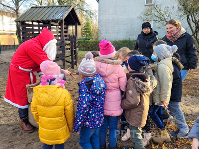 Ganz aufgeregt begr&uuml;&szlig;ten die Kinder im Hort Kunterbunt den Nikolaus. Er bekam am Schluss das Lied von der Weihnachtsb&auml;ckerei. Foto: Beate Vogel  (Bild vergr&ouml;&szlig;ern)
