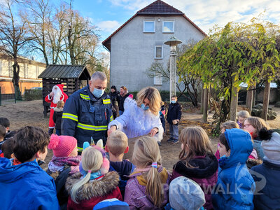 Ganz aufgeregt begr&uuml;&szlig;ten die Kinder im Hort Kunterbunt den Nikolaus. Er bekam am Schluss das Lied von der Weihnachtsb&auml;ckerei. Foto: Beate Vogel  (Bild vergr&ouml;&szlig;ern)
