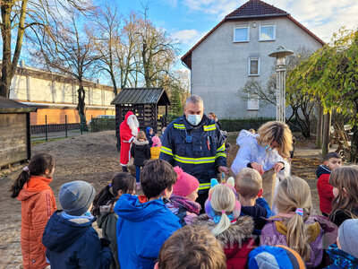 Ganz aufgeregt begr&uuml;&szlig;ten die Kinder im Hort Kunterbunt den Nikolaus. Er bekam am Schluss das Lied von der Weihnachtsb&auml;ckerei. Foto: Beate Vogel  (Bild vergr&ouml;&szlig;ern)