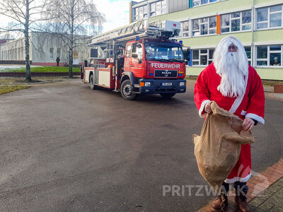 Im Hort Regenbogenhaus standen die Hortkinder Spalier und sangen am Ende ein fr&ouml;hliches Lied. Foto: Franziska Liebing  (Bild vergr&ouml;&szlig;ern)