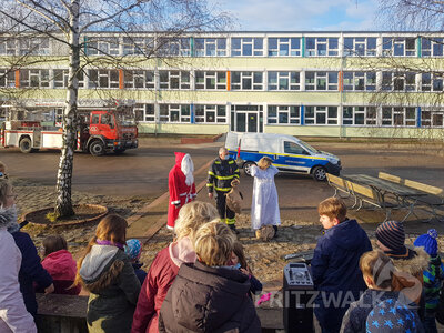 Im Hort Regenbogenhaus standen die Hortkinder Spalier und sangen am Ende ein fr&ouml;hliches Lied. Foto: Franziska Liebing  (Bild vergr&ouml;&szlig;ern)