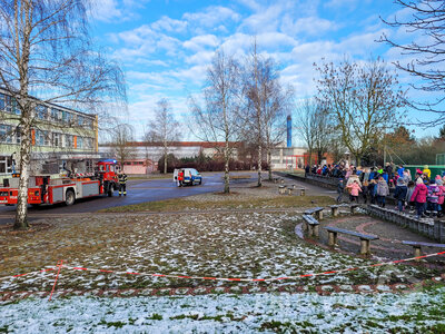 Im Hort Regenbogenhaus standen die Hortkinder Spalier und sangen am Ende ein fr&ouml;hliches Lied. Foto: Beate Vogel  (Bild vergr&ouml;&szlig;ern)