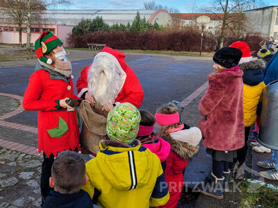 Im Hort Regenbogenhaus standen die Hortkinder Spalier und sangen am Ende ein fr&ouml;hliches Lied. Foto: Beate Vogel  (Bild vergr&ouml;&szlig;ern)