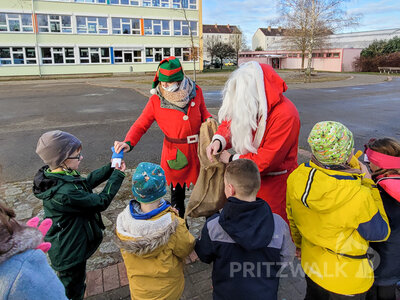 Im Hort Regenbogenhaus standen die Hortkinder Spalier und sangen am Ende ein fr&ouml;hliches Lied. Foto: Beate Vogel  (Bild vergr&ouml;&szlig;ern)