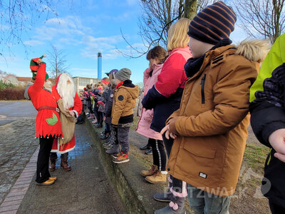 Im Hort Regenbogenhaus standen die Hortkinder Spalier und sangen am Ende ein fr&ouml;hliches Lied. Foto: Beate Vogel  (Bild vergr&ouml;&szlig;ern)
