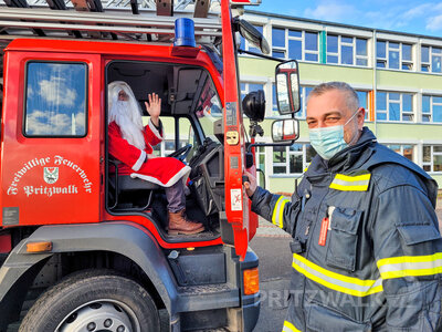Im Hort Regenbogenhaus standen die Hortkinder Spalier und sangen am Ende ein fr&ouml;hliches Lied. Foto: Beate Vogel  (Bild vergr&ouml;&szlig;ern)
