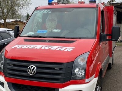 Der Nikolaus fuhr in Kemnitz an der Kita Rappelkiste mit dem Einsatzwagen vor. Foto: Privat  (Bild vergr&ouml;&szlig;ern)