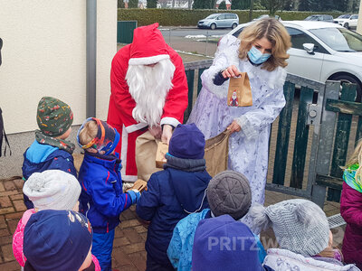 In der Kita Allerhand erwarteten die Kinder den Nikolaus schon im Garten. Foto: Franziska Liebing  (Bild vergr&ouml;&szlig;ern)