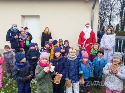 In der Kita Allerhand erwarteten die Kinder den Nikolaus schon im Garten. Foto: Franziska Liebing  (Bild vergr&ouml;&szlig;ern)