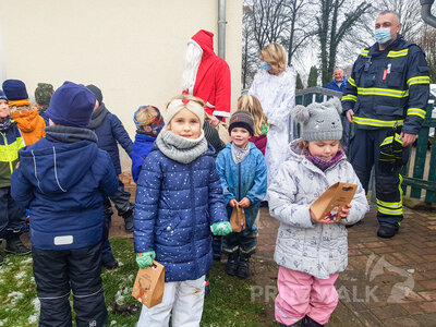 In der Kita Allerhand erwarteten die Kinder den Nikolaus schon im Garten. Foto: Franziska Liebing  (Bild vergr&ouml;&szlig;ern)