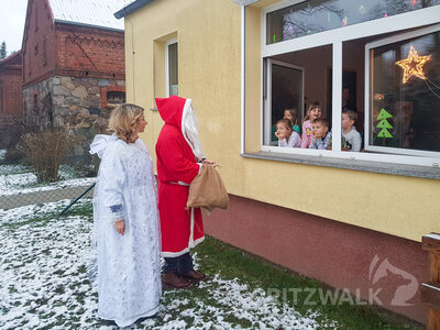 In der Hummelburg in Steffenshagen warteten die Kinder am Fenster. Das kannten sie schon vom vergangenen Jahr, als das Glasscheibentheater da war. Foto: Franziska Liebing  (Bild vergr&ouml;&szlig;ern)