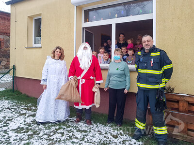 In der Hummelburg in Steffenshagen warteten die Kinder am Fenster. Das kannten sie schon vom vergangenen Jahr, als das Glasscheibentheater da war. Foto: Franziska Liebing  (Bild vergr&ouml;&szlig;ern)