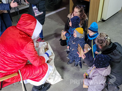 Die Kinder aus der Kita Sonnenblume in Sadenbeck fanden den Nikolaus in der benachbarten Feuerwehr vor.Im Nikolauskost&uuml;m versteckte sich Kamerad Ren&eacute; Frey. Foto: Beate Vogel  (Bild vergr&ouml;&szlig;ern)