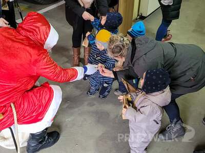 Die Kinder aus der Kita Sonnenblume in Sadenbeck fanden den Nikolaus in der benachbarten Feuerwehr vor.Im Nikolauskost&uuml;m versteckte sich Kamerad Ren&eacute; Frey. Foto: Beate Vogel  (Bild vergr&ouml;&szlig;ern)