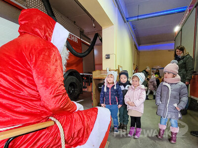 Die Kinder aus der Kita Sonnenblume in Sadenbeck fanden den Nikolaus in der benachbarten Feuerwehr vor.Im Nikolauskost&uuml;m versteckte sich Kamerad Ren&eacute; Frey. Foto: Beate Vogel  (Bild vergr&ouml;&szlig;ern)
