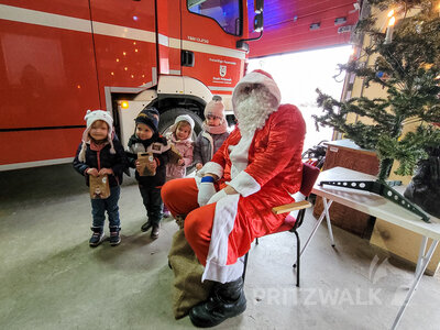 Die Kinder aus der Kita Sonnenblume in Sadenbeck fanden den Nikolaus in der benachbarten Feuerwehr vor.Im Nikolauskost&uuml;m versteckte sich Kamerad Ren&eacute; Frey. Foto: Beate Vogel  (Bild vergr&ouml;&szlig;ern)
