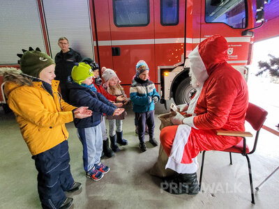 Die Kinder aus der Kita Sonnenblume in Sadenbeck fanden den Nikolaus in der benachbarten Feuerwehr vor.Im Nikolauskost&uuml;m versteckte sich Kamerad Ren&eacute; Frey. Foto: Beate Vogel  (Bild vergr&ouml;&szlig;ern)
